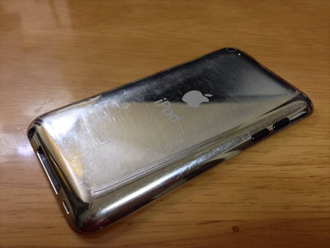 失敗 ステンレススチールの第4世代ipod Touchを磨いたら逆に霞んでしまった の巻