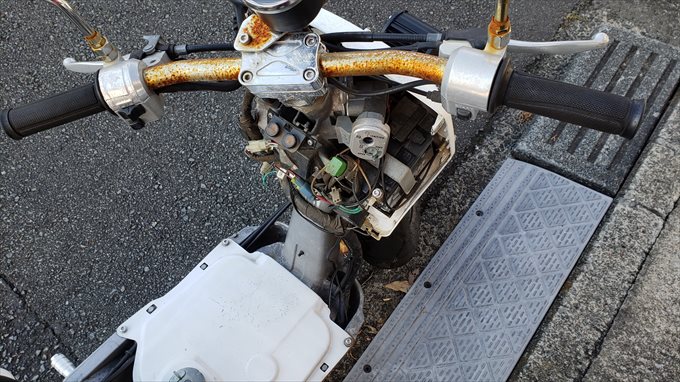 バッテリー上がりのバイクをブースターケーブルで車とつないでエンジンを掛ける方法